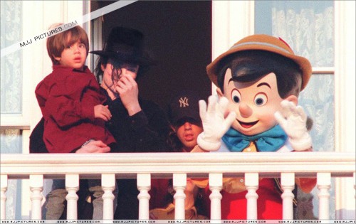 MichaelvisitsDisneylandParisSeptember19964.jpg