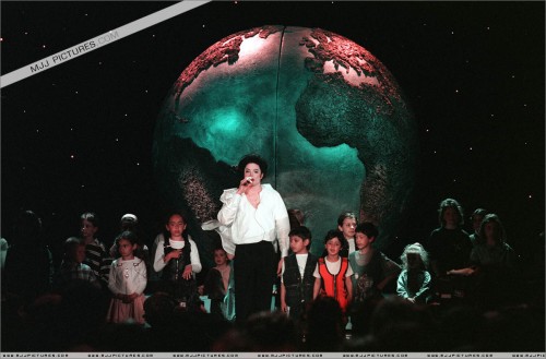 The 8th Annual World Music Awards 1996 (32)