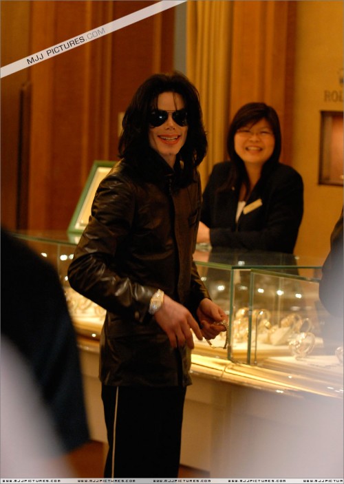 Michael and his daughter Paris shopping in Las Vegas (10)