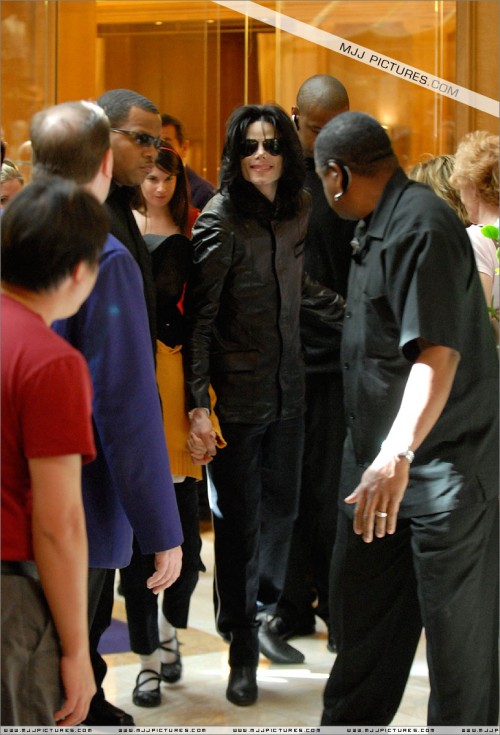 Michael and his daughter Paris shopping in Las Vegas (11)