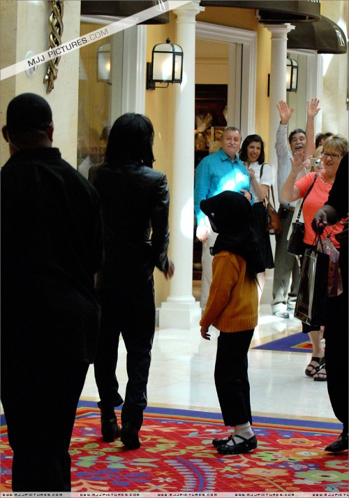 Michael and his daughter Paris shopping in Las Vegas (13)