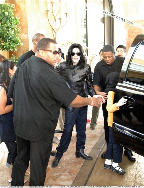 Michael and his daughter Paris shopping in Las Vegas (17)