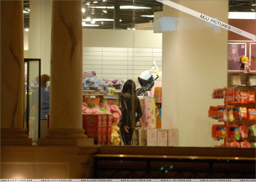 Michael and his daughter Paris shopping in Las Vegas (5)