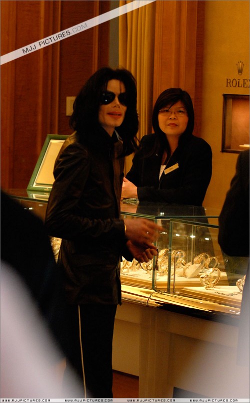 Michael and his daughter Paris shopping in Las Vegas (8)