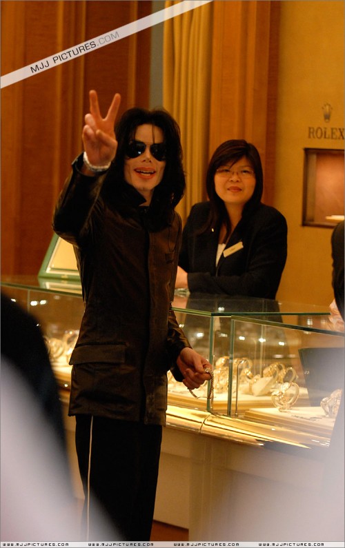 Michael and his daughter Paris shopping in Las Vegas (9)