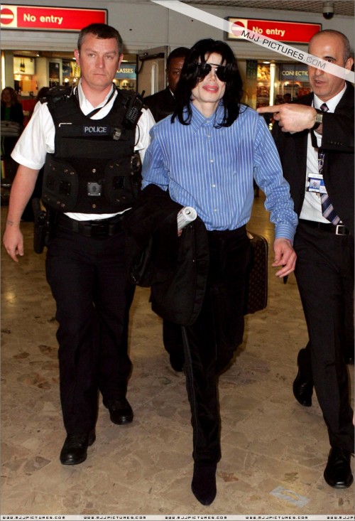 Michael arrives at Heathrow Airport (May 2007) (12)