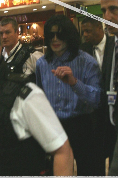 Michael arrives at Heathrow Airport (May 2007) (20)