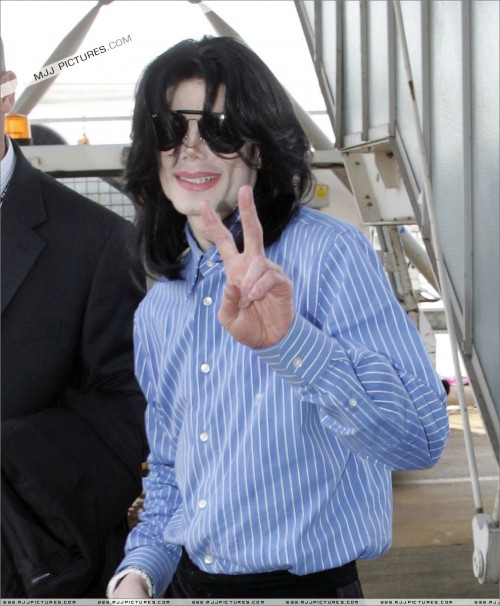 Michael arrives at Heathrow Airport (May 2007) (3)