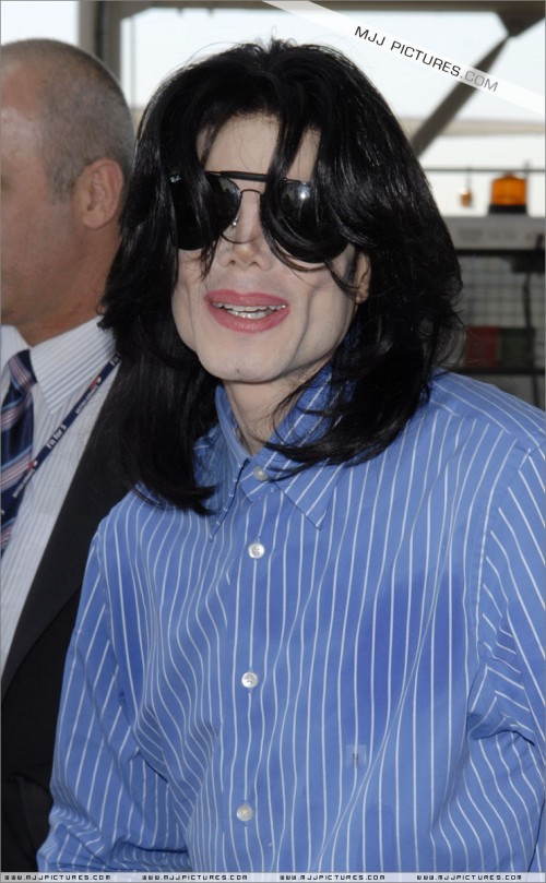 Michael arrives at Heathrow Airport (May 2007) (4)