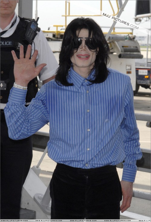 Michael arrives at Heathrow Airport (May 2007) (5)