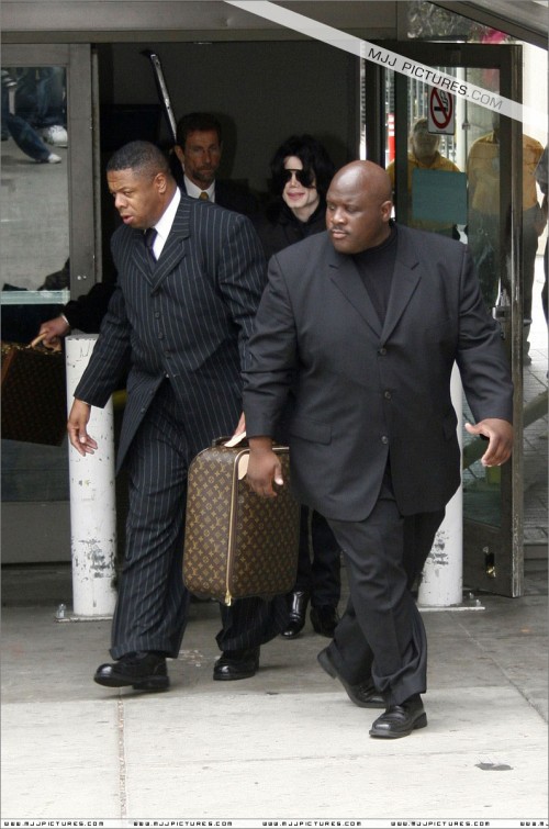 Michael arrives at LAX (June 2007) (1)