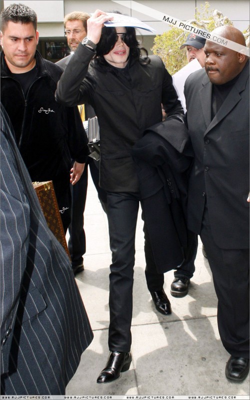 Michael arrives at LAX (June 2007) (11)