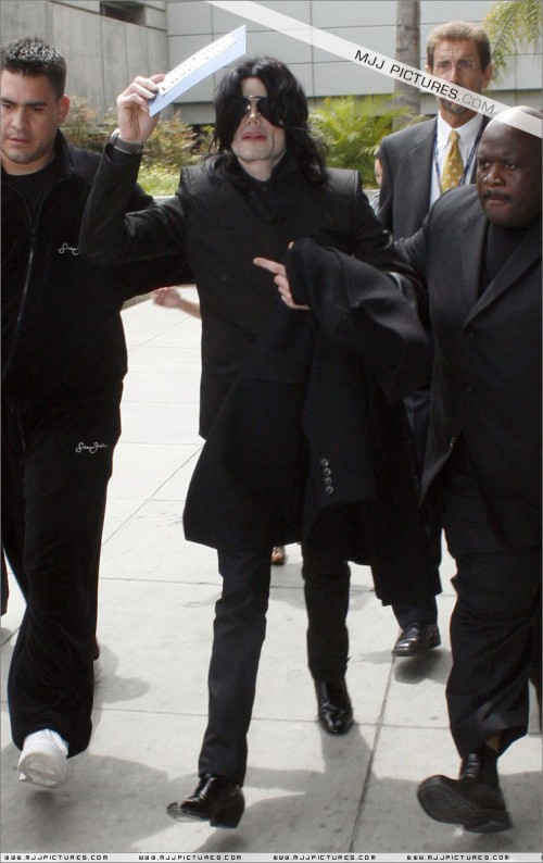 Michael arrives at LAX (June 2007) (14)