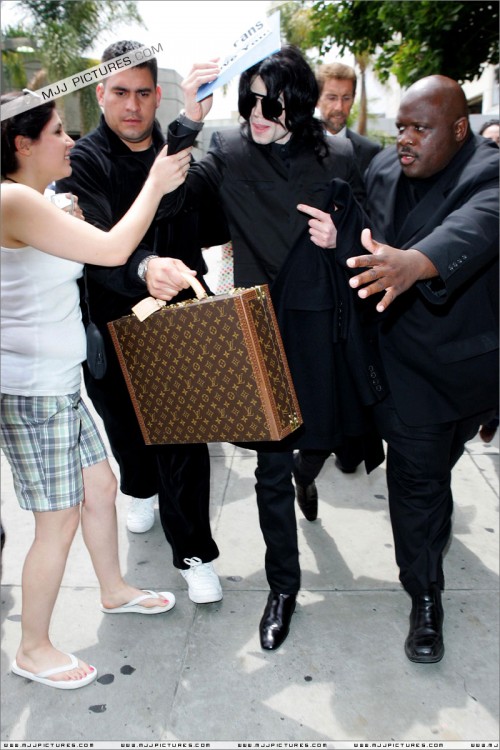 Michael arrives at LAX (June 2007) (17)