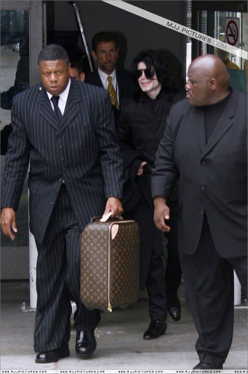 Michael arrives at LAX (June 2007) (2)