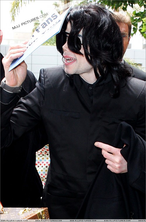 Michael arrives at LAX (June 2007) (21)