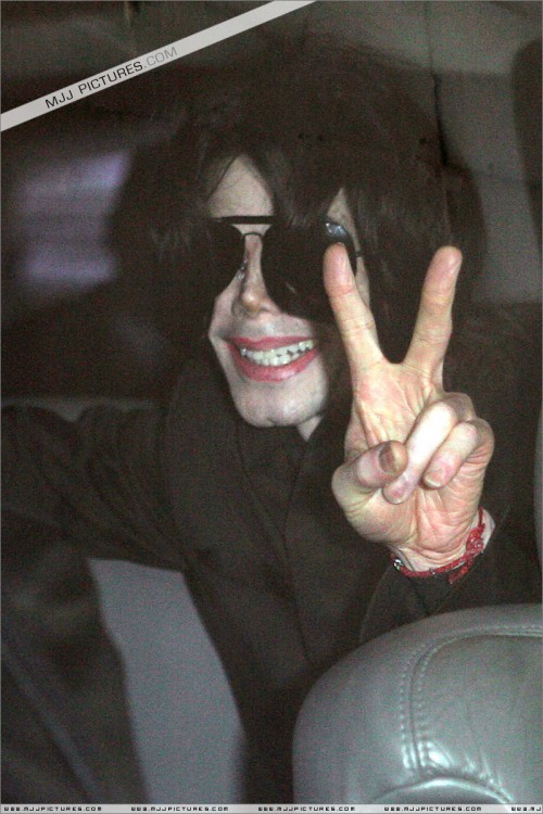 Michael arrives at LAX (June 2007) (29)