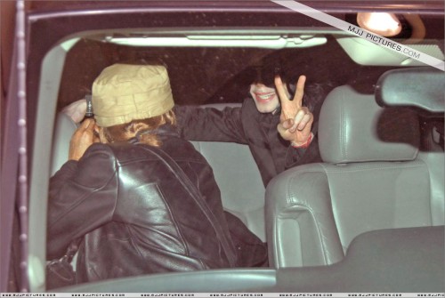 Michael arrives at LAX (June 2007) (30)