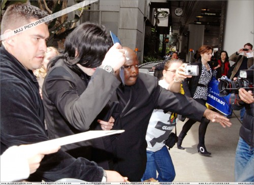 Michael arrives at LAX (June 2007) (31)