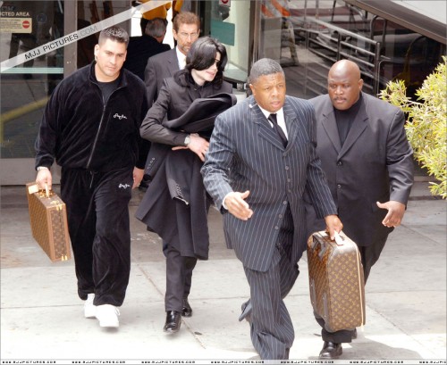 Michael arrives at LAX (June 2007) (33)