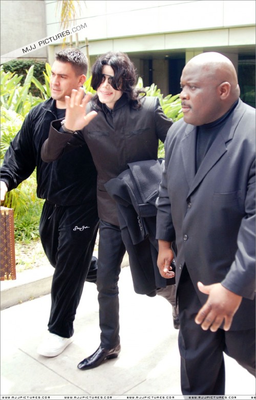 Michael arrives at LAX (June 2007) (38)