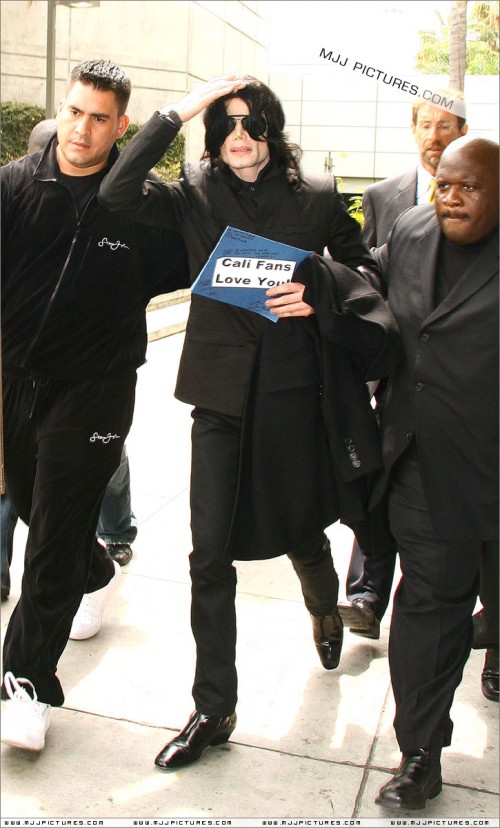 Michael arrives at LAX (June 2007) (40)