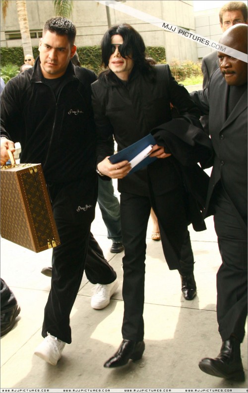 Michael arrives at LAX (June 2007) (42)