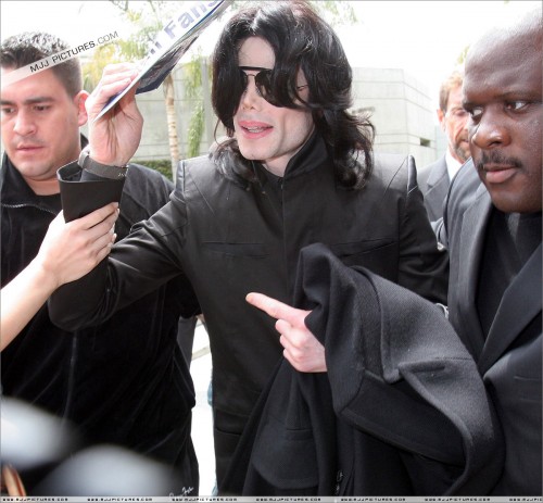 Michael arrives at LAX (June 2007) (47)