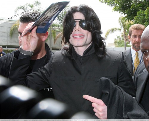 Michael arrives at LAX (June 2007) (48)