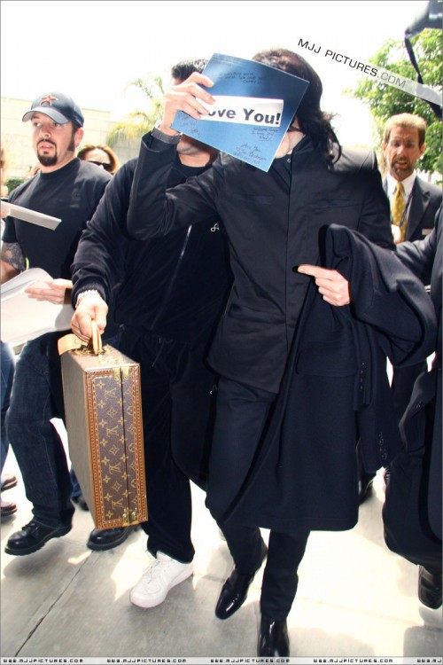 Michael arrives at LAX (June 2007) (52)