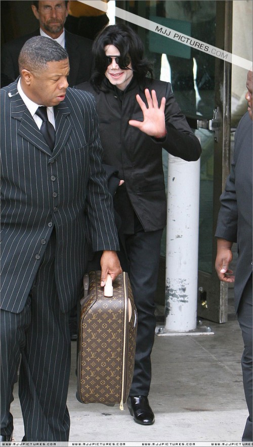 Michael arrives at LAX (June 2007) (55)