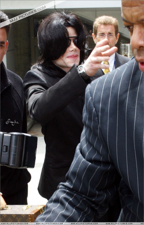 Michael arrives at LAX (June 2007) (7)