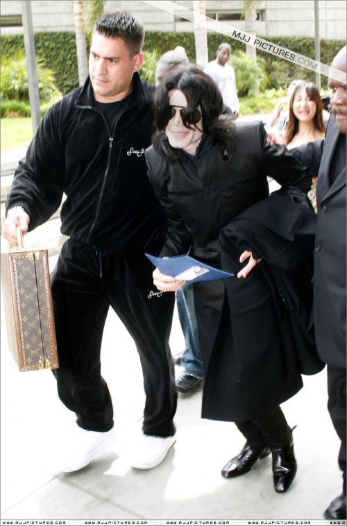 Michael arrives at LAX (June 2007) (9)