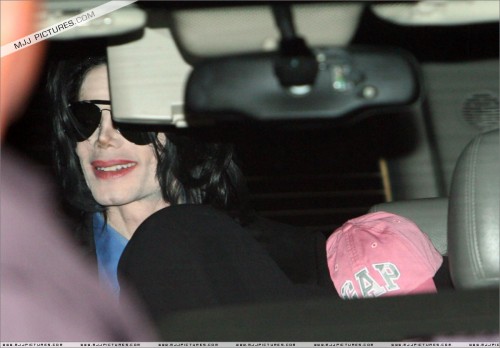 Michael arrives at LAX (March 2007) (12)