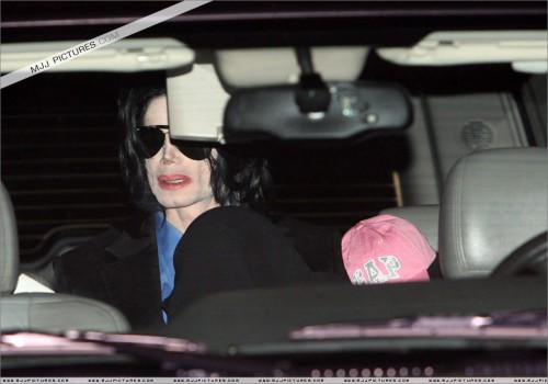 Michael arrives at LAX (March 2007) (15)