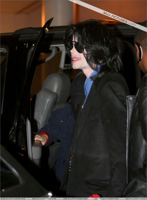 Michael arrives at LAX (March 2007) (2)