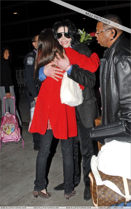 Michael arrives at LAX (March 2007) (23)