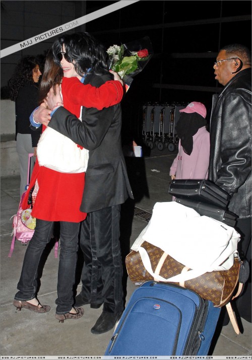 Michael arrives at LAX (March 2007) (24)