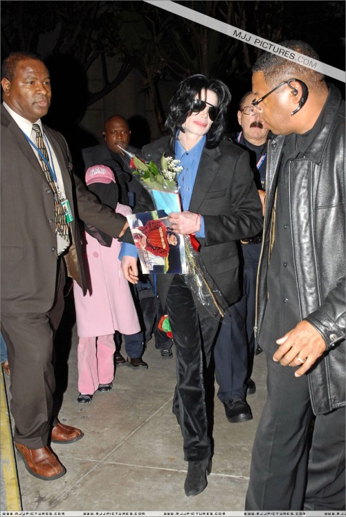 Michael arrives at LAX (March 2007) (28)