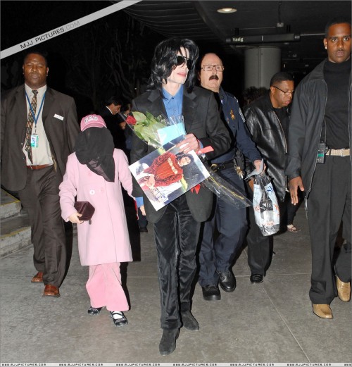 Michael arrives at LAX (March 2007) (29)