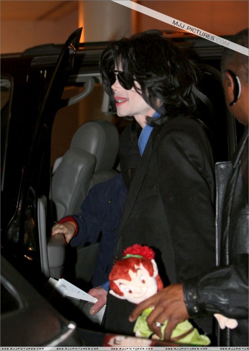 Michael arrives at LAX (March 2007) (3)