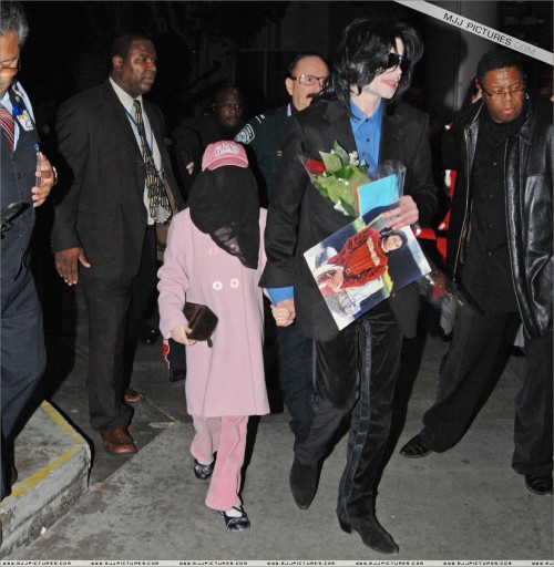 Michael arrives at LAX (March 2007) (30)