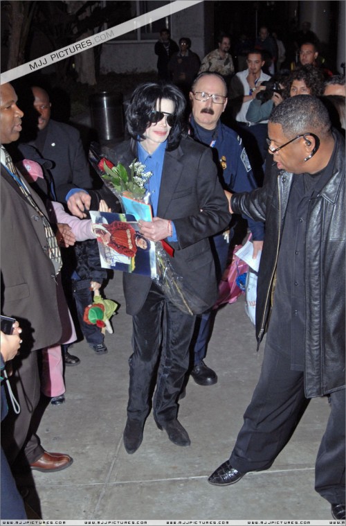 Michael arrives at LAX (March 2007) (32)