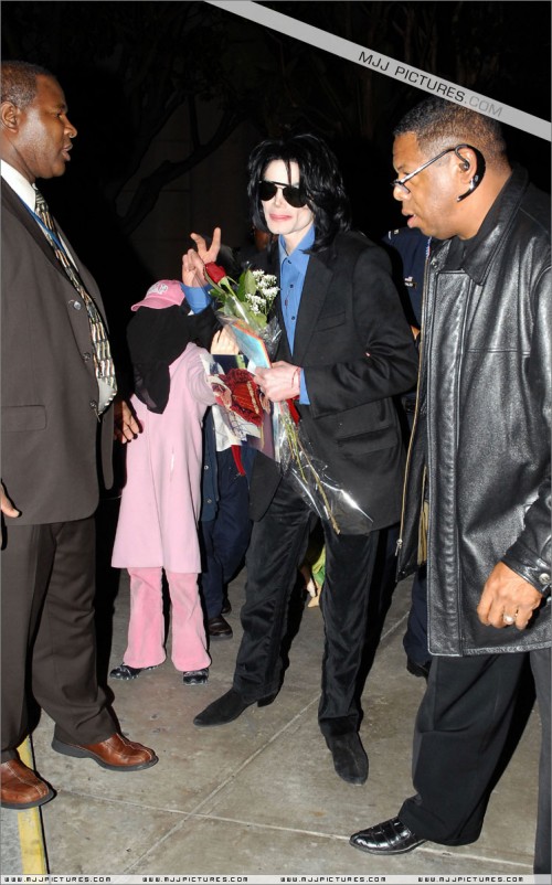 Michael arrives at LAX (March 2007) (33)