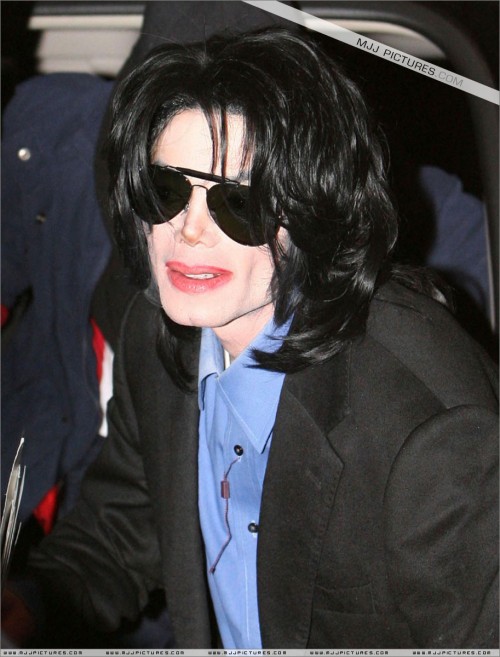 Michael arrives at LAX (March 2007) (7)