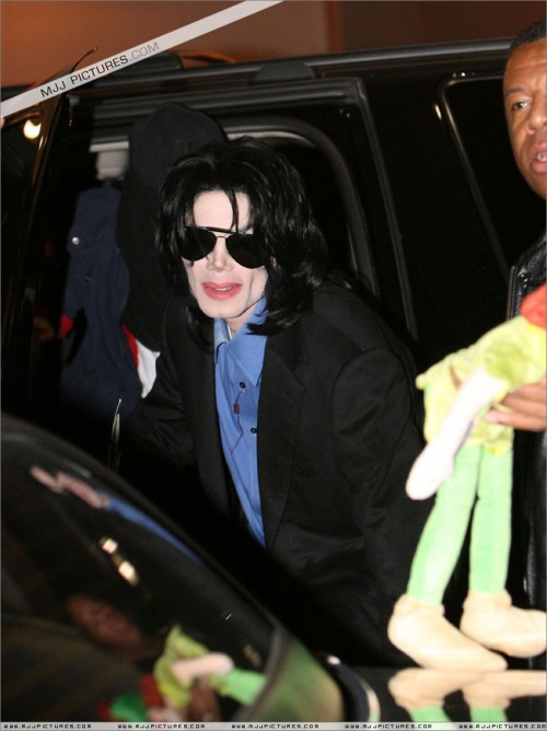 Michael arrives at LAX (March 2007) (9)