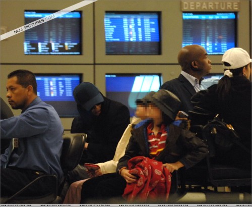 Michael arrives at LAX (November 2007) (2)