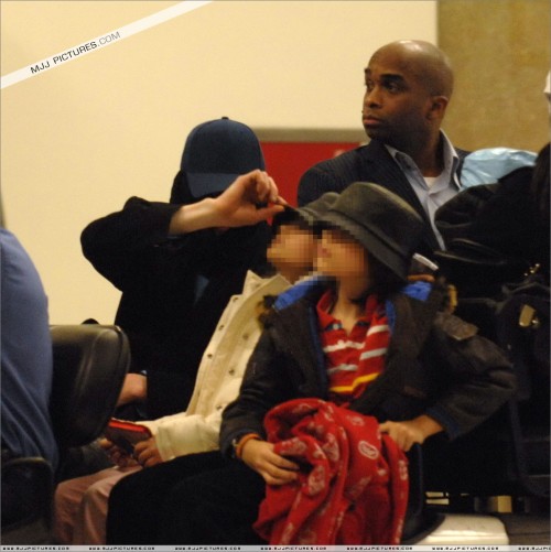 Michael arrives at LAX (November 2007) (5)