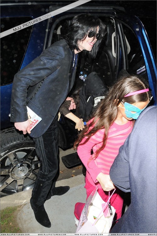 Michael attends a Halloween Party 2008 (12)