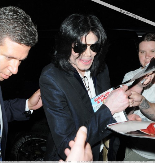 Michael attends a Halloween Party 2008 (15)